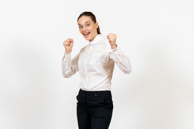 Trabajadora en elegante blusa blanca con cara emocionada en blanco