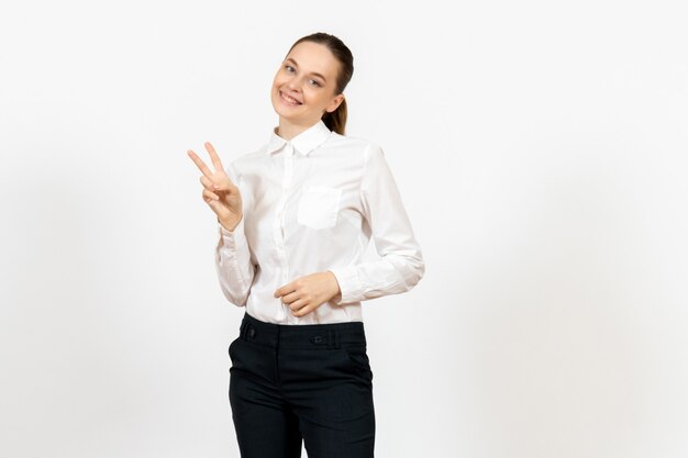 Trabajadora en elegante blusa blanca con cara feliz en blanco