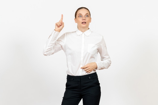 Trabajadora en elegante blusa blanca con cara de pensamiento en blanco