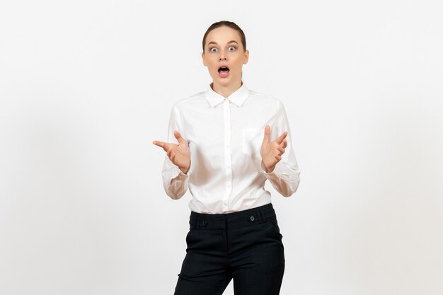 Trabajadora en elegante blusa blanca con cara de sorpresa en blanco