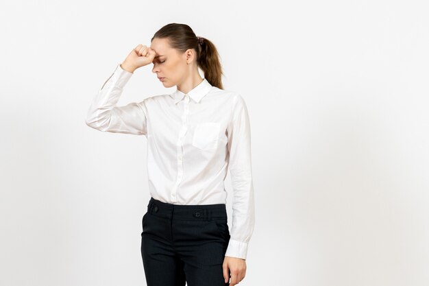 Trabajadora en elegante blusa blanca con dolor de cabeza en blanco