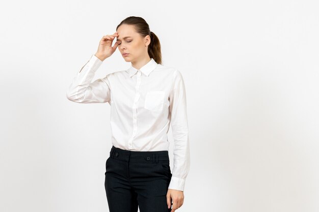 Trabajadora en elegante blusa blanca con dolor de cabeza en blanco