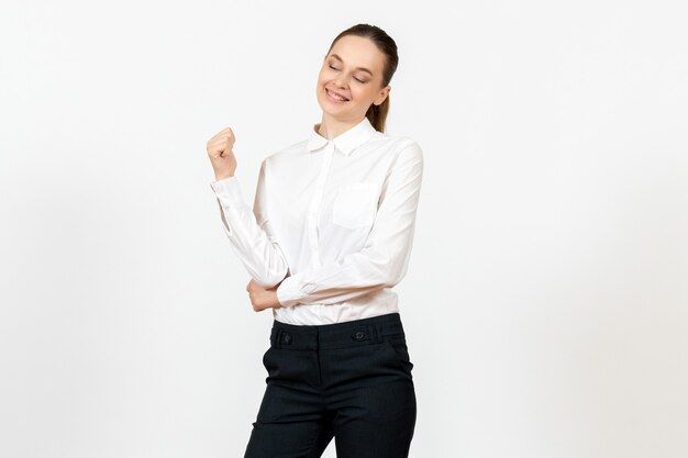 Trabajadora en elegante blusa blanca con rostro sonriente en blanco