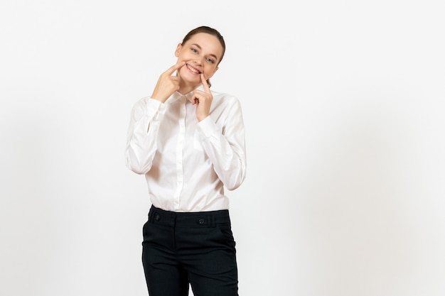 Trabajadora en elegante blusa blanca sonriendo sobre blanco