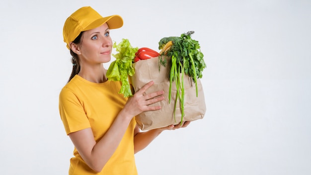 Trabajadora de entrega de alimentos con paquete de alimentos