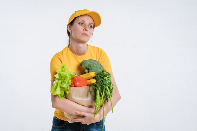 Trabajadora de entrega de alimentos con paquete de alimentos