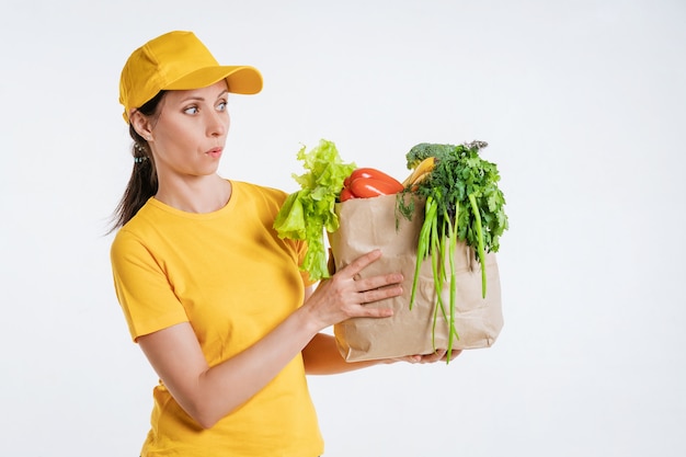 Trabajadora de entrega de alimentos con paquete de alimentos