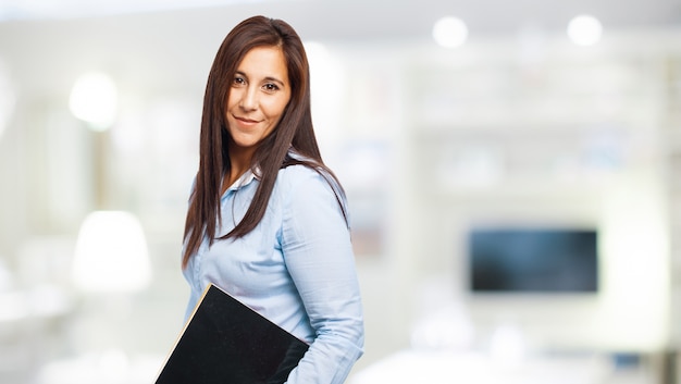 Trabajadora feliz con un cuaderno negro