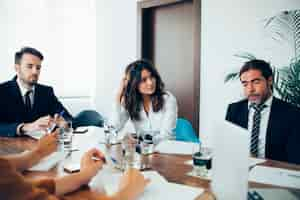 Foto gratuita trabajadora prestando atención en una reunión