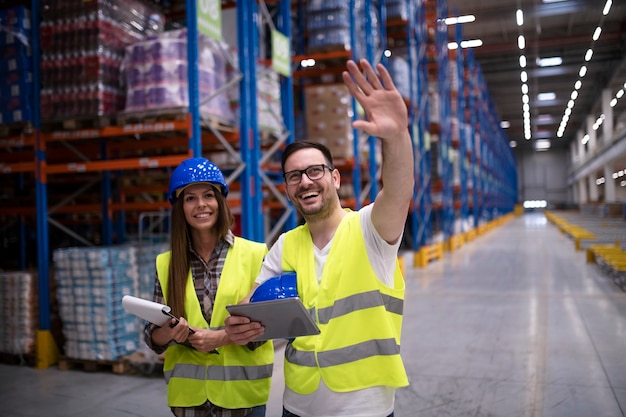 Foto gratuita trabajadores de almacén que organizan la distribución de productos al mercado.