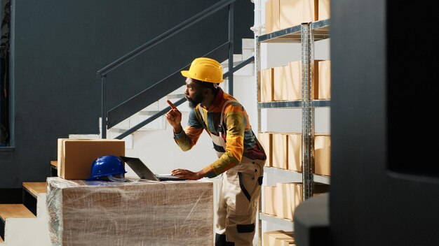 Foto gratuita trabajadores del almacén sacando cajas de los estantes, trabajando con escaleras y portátiles para su envío y distribución. grupo de personas que preparan mercancías y productos, empaquetan suministros.