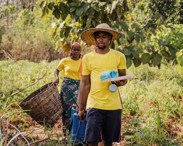 Trabajadores del campo desinfectando el campo.