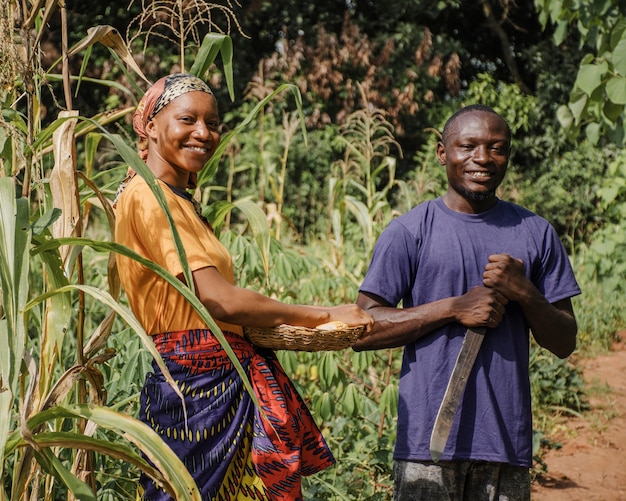 Foto gratuita trabajadores de campo juntos en el campo.