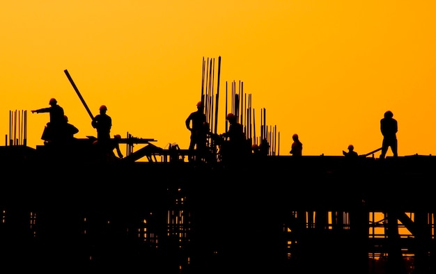 Trabajadores de la construcción al atardecer.