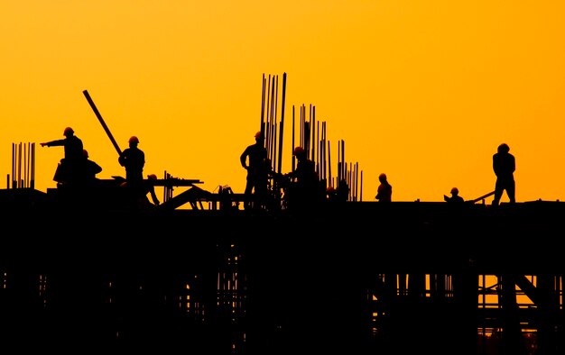 Trabajadores de la construcción al atardecer.