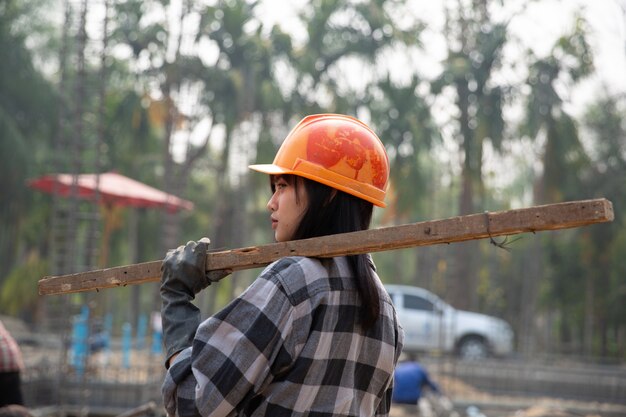 Trabajadores de la construcción construyen casas nuevas