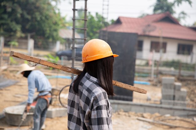 Trabajadores de la construcción construyen casas nuevas