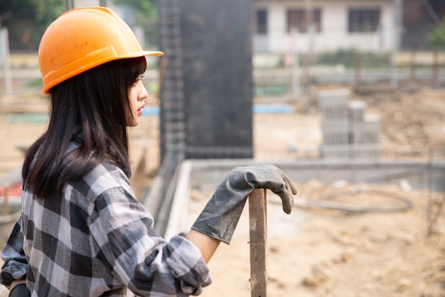 Foto gratuita trabajadores de la construcción construyen casas nuevas