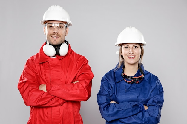 Trabajadores de la construcción masculinos y femeninos sonrientes