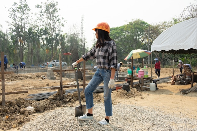 Trabajadores de la construcción robusta en el sitio de trabajo