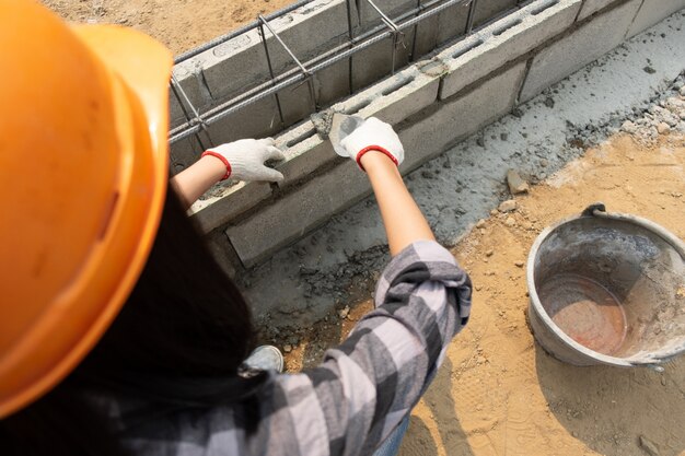 Trabajadores de la construcción robusta en el sitio de trabajo