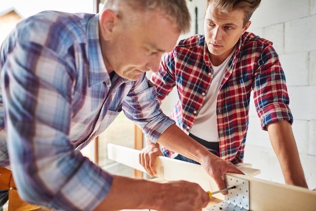 Foto gratuita trabajadores de la construcción en su espacio de trabajo