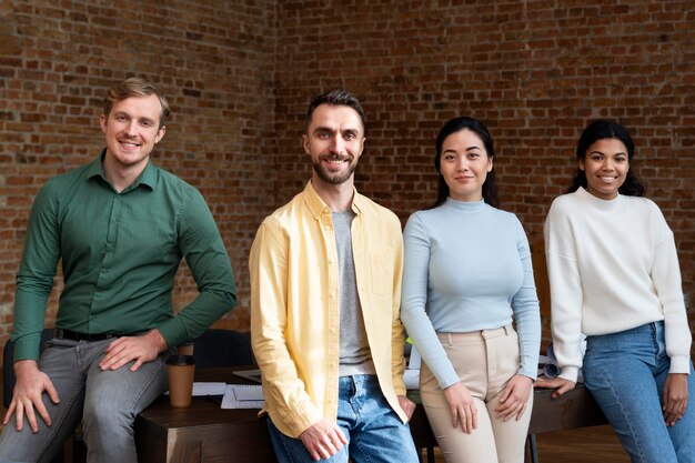 Trabajadores corporativos intercambiando ideas juntos