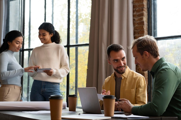 Trabajadores corporativos intercambiando ideas juntos