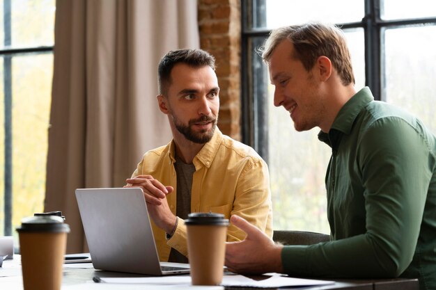 Trabajadores corporativos intercambiando ideas juntos