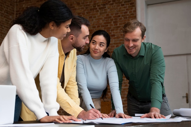 Foto gratuita trabajadores corporativos intercambiando ideas juntos