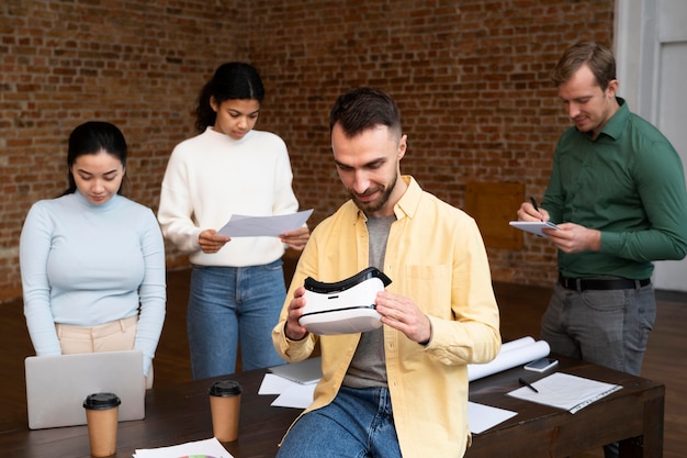 Foto gratuita trabajadores corporativos intercambiando ideas juntos