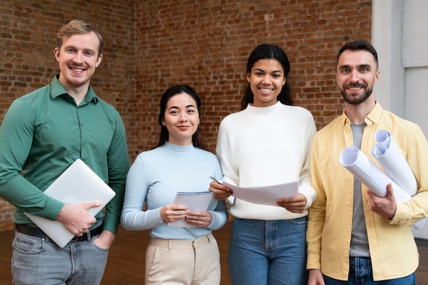 Trabajadores corporativos intercambiando ideas juntos