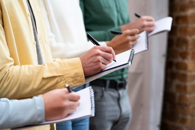 Trabajadores corporativos intercambiando ideas juntos