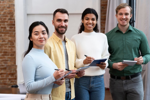 Trabajadores corporativos intercambiando ideas juntos