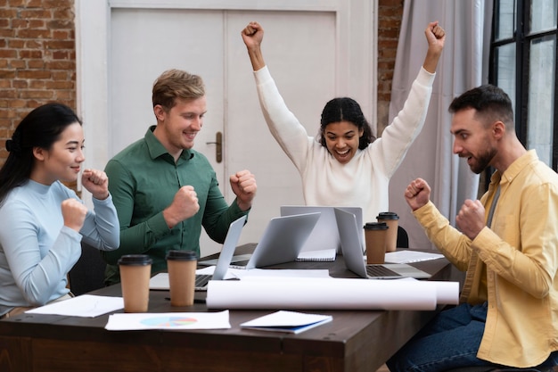 Foto gratuita trabajadores corporativos intercambiando ideas juntos