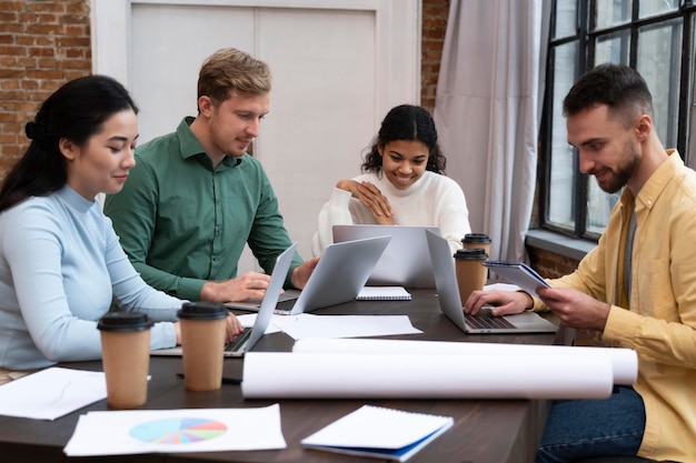 Trabajadores corporativos intercambiando ideas juntos