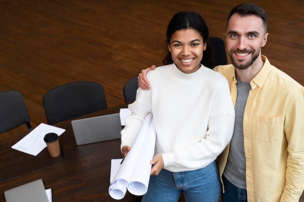 Foto gratuita trabajadores corporativos intercambiando ideas juntos