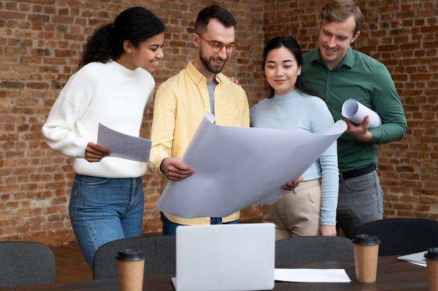 Trabajadores corporativos intercambiando ideas juntos