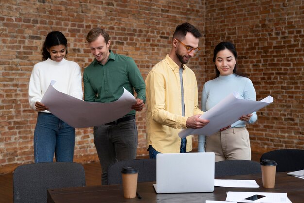 Trabajadores corporativos intercambiando ideas juntos