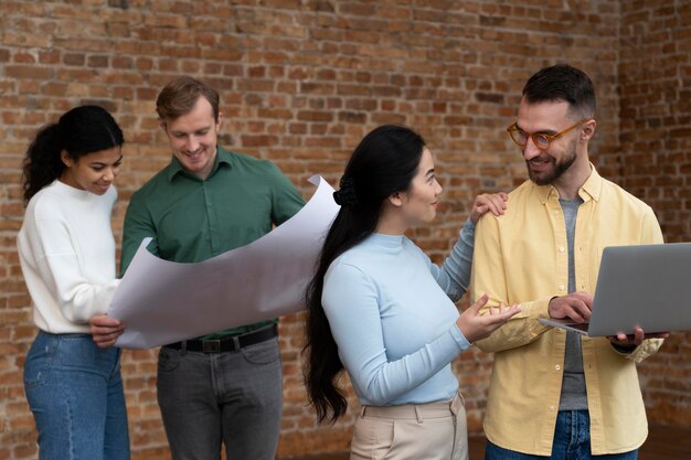 Trabajadores corporativos intercambiando ideas juntos