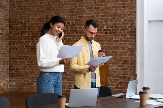 Trabajadores corporativos intercambiando ideas juntos