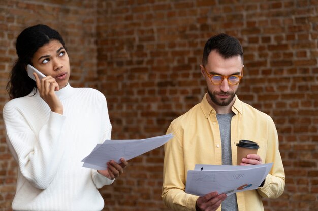 Trabajadores corporativos intercambiando ideas juntos