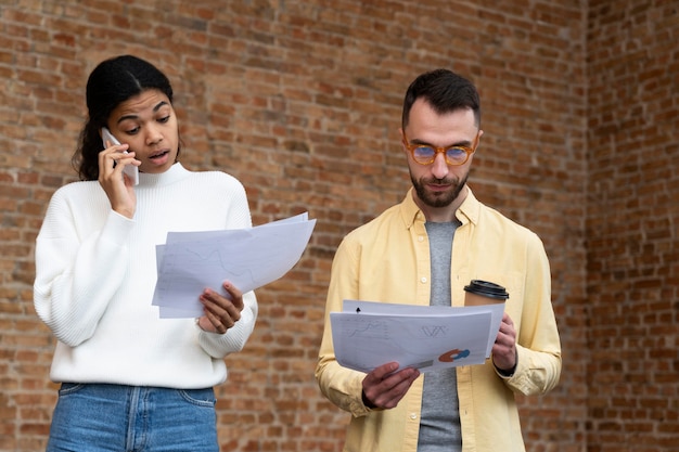 Trabajadores corporativos intercambiando ideas juntos