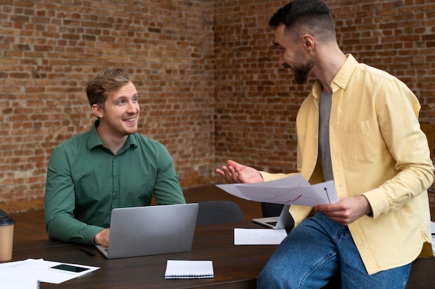 Foto gratuita trabajadores corporativos intercambiando ideas juntos