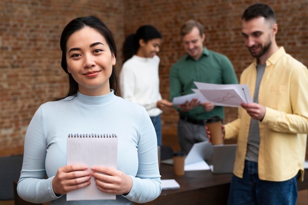 Trabajadores corporativos intercambiando ideas juntos