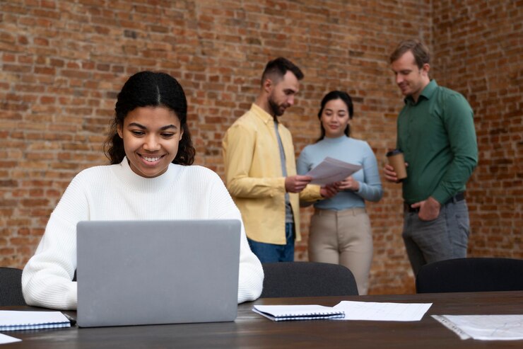 Foto gratuito trabajadores corporativos intercambiando ideas juntos