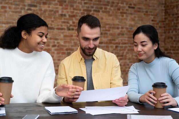 Trabajadores corporativos intercambiando ideas juntos