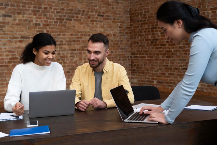 Foto gratuito trabajadores corporativos intercambiando ideas juntos