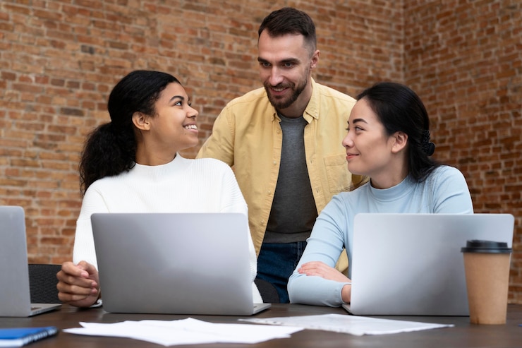 Foto gratuito trabajadores corporativos intercambiando ideas juntos
