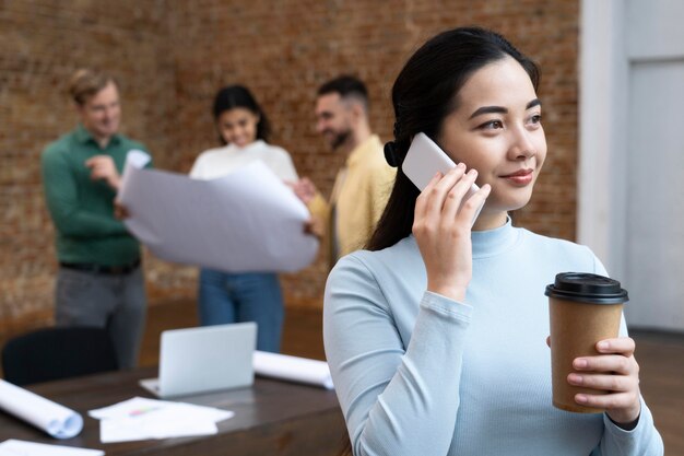 Trabajadores corporativos intercambiando ideas juntos